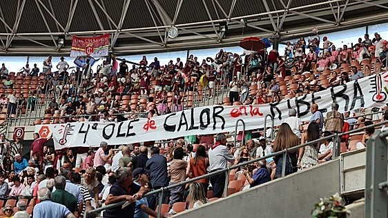 El público de la Ribera protesta por el calor en la plaza