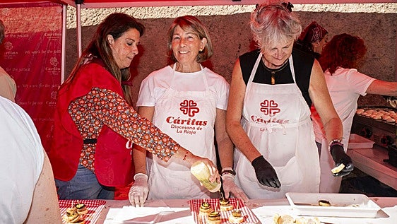 El pincho y bingo solidarios de Cáritas, en imágenes