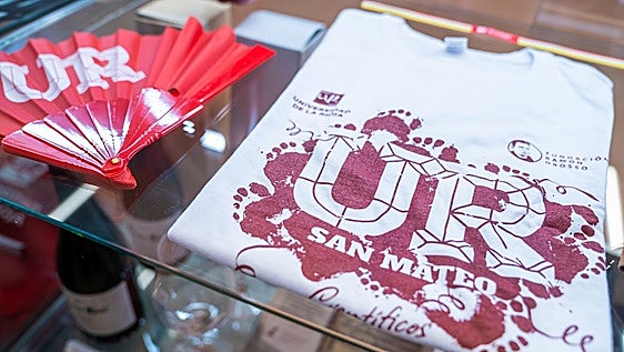 Algunos de los productos que se venden en la tienda oficial de la UR en beneficio de la Fundación Ramón Grosso.