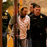 Un hombre armado se rinde tras retener a nueve personas en un edificio de Phoenix