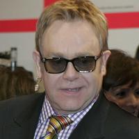 Elton John vacía su armario en favor de la lucha anti-sida