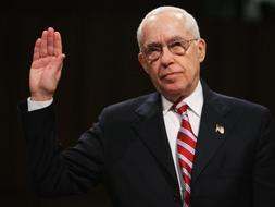 Michael Mukasey jura su cargo ante el Senado de Estados Unidos. / AFP