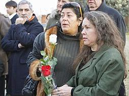 La escritora Almudena Grandes, junto a la viuda del poeta Ángel González, Susana Rivera, en el cementerio de La Almudena, en Madrid, donde han sido incinerados los restos mortales del poeta asturiano. /EFE