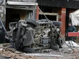 Los restos del coche bomba que explotó en torno a las dos de la tarde de ayer junto al cuartel de la Guardia Civil de Calahorra. /AP