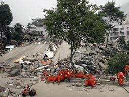 Los servicios de rescate continúan la búsqueda de  supervivientes en la provincia de Sichuan. /REUTERS