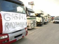 Un grupo de transportistas parados en protesta por los altos precios del carburante. /EFE