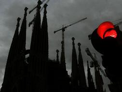 La Sagrada Familia, en Barcelona, envuelta en penumbra a causa de la avería eléctrica que afectó a más de 350.000 barceloneses hace un año. /ARCHIVO