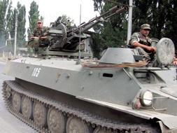 Un tanque blindado patrulla por las calles de la ciudad de Gori (Georgia) tras la ruptura del alto al fuego. /EFE