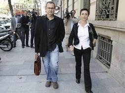 La etarra Beloki, junto a su abogado, a la salida de la Audiencia tras conocer que podrá seguir en libertad. /EFE