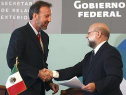 El embajador de Estados Unidos en México, Antonio Garza (i) estrecha la mano del subsecretario de Relaciones Exteriores para América del Norte de México, Carlos Rico tras la firma del acuerdo para la luchar contra el narcotráfico. /Efe