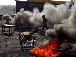 Israel mantiene la ofensiva aérea sobre la Franja de Gaza mientras prepara la invasión terrestre en la frontera