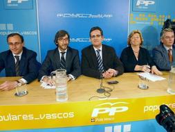 Los dirigentes populares vascos Antonio Basagoiti (c), Alfonso Alonso (i), María José Usandizaga, Iñaki Oyarzabal (2-i) y Antón Damborenea (d), durante la Junta Regional del PP celebrada en San Sebastián que ha dado su visto bueno al acuerdo con el PSE. / Efe