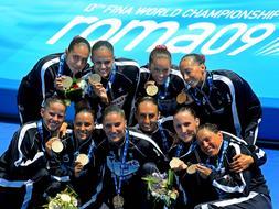 El equipo de natación sincronizada español con su medalla de oro. / efe