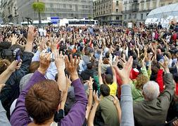 Los asistentes a la protesta de la Puerta del Sol no están dispuestos a dar su brazo a torcer. / Foto: Efe | Vídeo: Virginia Carrasco