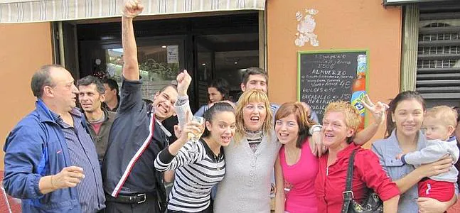 Clientes del bar Carlitos de Huesca capital, donde se han repartido décimos del Gordo, celebran su suerte. / Efe