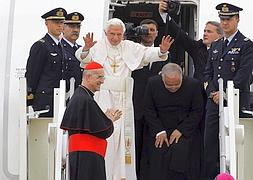 El Papa saluda antes de embarcar en el avión de regreso al Vaticano desde Milán. / Alessandro Garofalo (Efe)