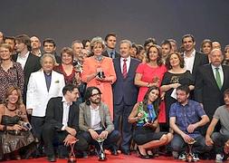 Foto de familia tras la entrega de premios. / Efe