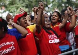 Seguidores de Hugo Chávez piden por la salud del mandatario en Caracas / David Fernández (Efe)