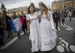 Una pareja de mujeres durante la manifestación / I. Langson (Efe)