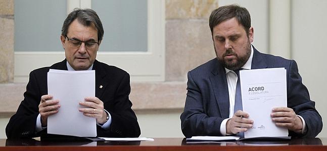 Artur Mas y Oriol Junqueras, ayer, durante la firma del acuerdo. / Albert Gea (Reuters)