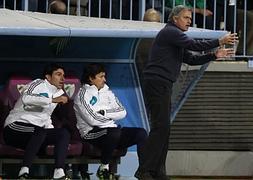 Mourinho, durante un partido en Málaga./Marcelo del Pozo (Reuters)