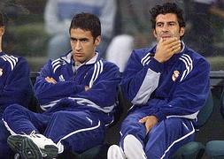 Raúl y Figo, en el banquillo durante un partido. / Archivo