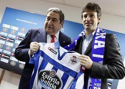 Lendoiro (iz) posa junto a Domingos durante la presentación del portugués como nuevo entrenador del Deportivo./Efe