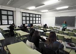 Un aula de un instituto de Madrid ayer con bastantes estudiantes en huelga. / Efe
