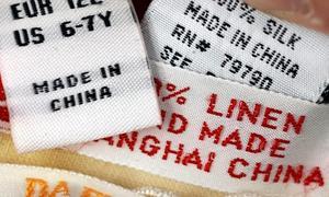 Etiquetas de camisas de seda hechas en China. / Efe