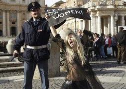 Un policía italiano junto a Aleksandra Shevchenko, el domingo en la plaza de San Pedro. / Pier Paolo Cito (Ap)