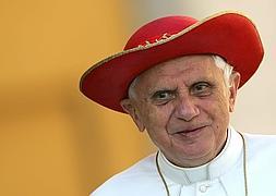 Benedicto XVI ataviado con un sombrero 'saturno'. / Reuters