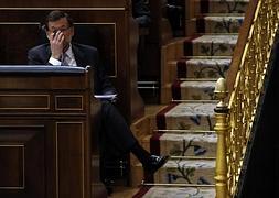 Rajoy durante la intervención de Rubalcaba. / Reuters