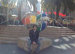 Pere Ginfer posa junto a su escultura en San Francisco. / R. C.
