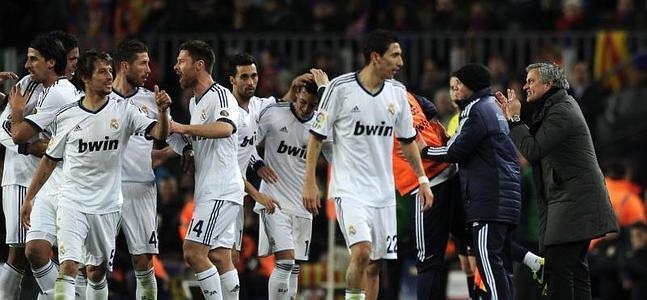 Mourinho alecciona a sus jugadores. / Afp