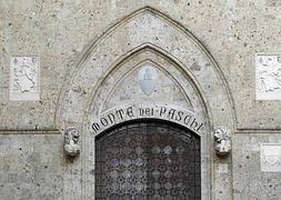 Puerta de entrada al Banco Monte Paschi di Siena. / Max Rossi (Reuters)