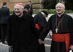 Los cardenales italianos Angelo Scola (i) y Ennio Antonell, a su llegada al Vaticano. / Reuters | Vídeo: Ep