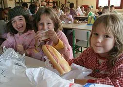 Niños comiendo en un comedor escolar. / Foto: Archivo | Vídeo: Atlas