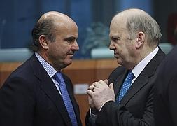 De Guindos conversa con su homólogo irlandés Michael Noonan ayer en el Eurogrupo. / Efe