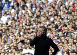 Mourinho, en la zona técnica del Santiago Bernabéu. / Javier Soriano (AFP)