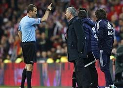 Momento en el que Mourinho(d) es expulsado de la final de la Copa del Rey. / Juan Medina (Reuters)