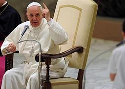 El Papa Francisco, durante un encuentro con niños en El Vaticano. / Efe