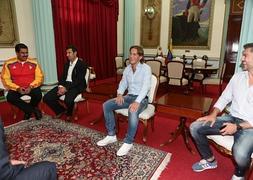 Maduro, junto a Figo y Salgado. / Efe