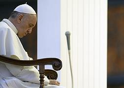 El papa Francisco reza en la plaza de San Pedro. / Ap