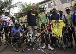 Froome, junto a ciclistas kenianos. / Simon Maina (AFP)