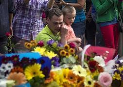Miles de personas han salido a la calle en Sudáfrica en recuerdo de Mandela. / Afp | Vídeo: Atlas