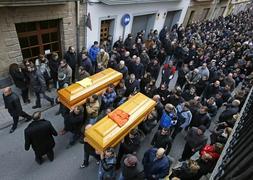 Compañeros llevan a hombros los féretros de los mineros fallecidos en Súria, Barcelona. / Efe