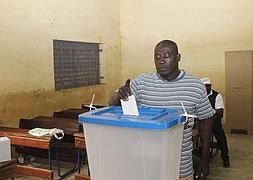 Un maliense vota en Bamako. / Habibou Kouyate (Afp)
