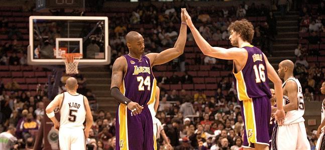 Pau Gasol celebra una canasta con su compañero Kobe Bryant durante su primer partido con los Lakers, en 2008. / Efe