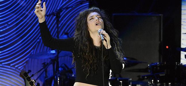 Lorde interpreta una canción en una gala previa a la celebración de los Grammy. / Reuters