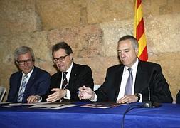 Artur Mas y Pere Navarro, en la firma del acuerdo. / Efe